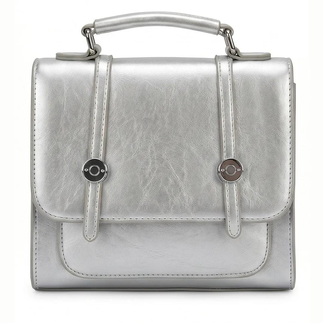 Sac à main argenté élégant et moderne
