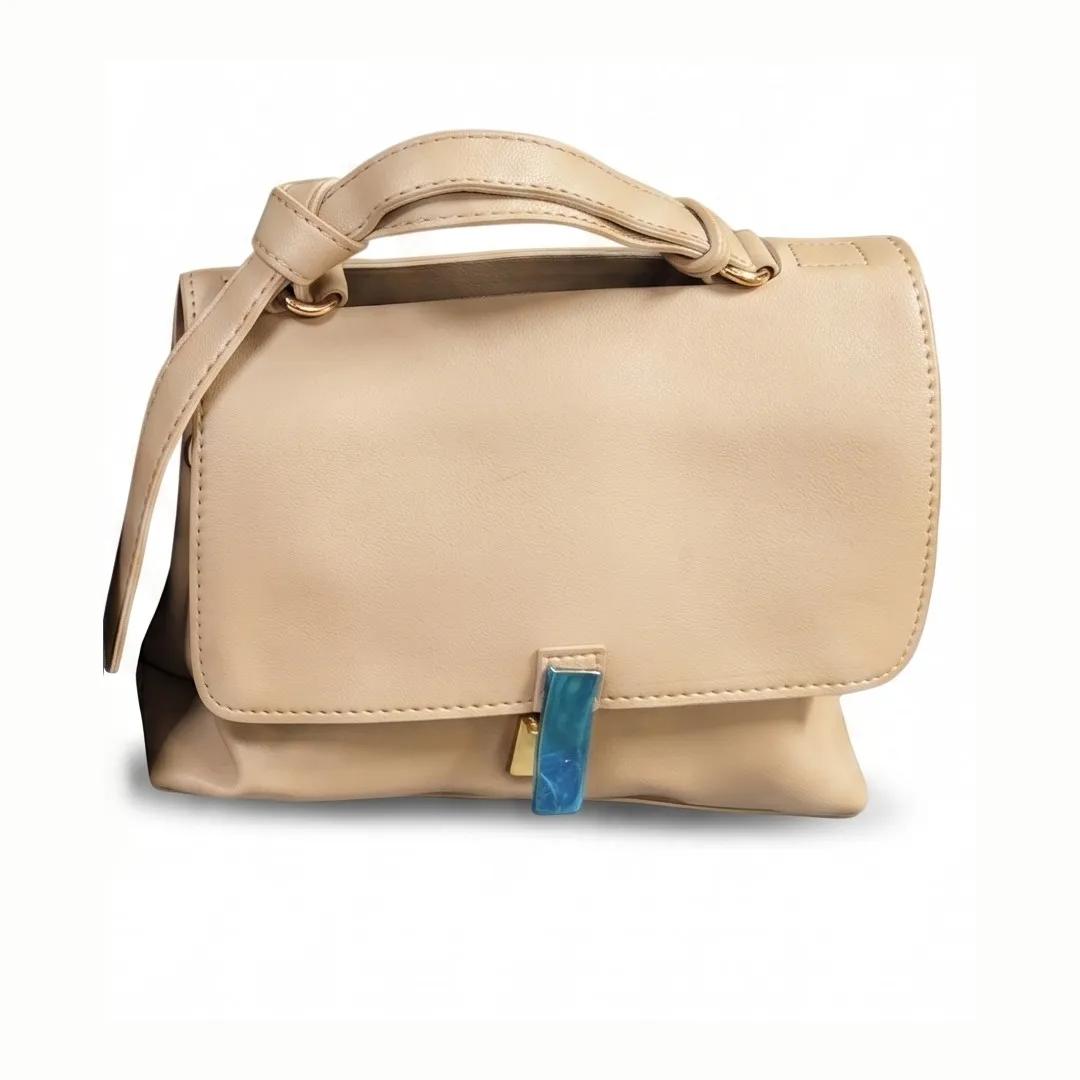 Sac à main chic en cuir beige