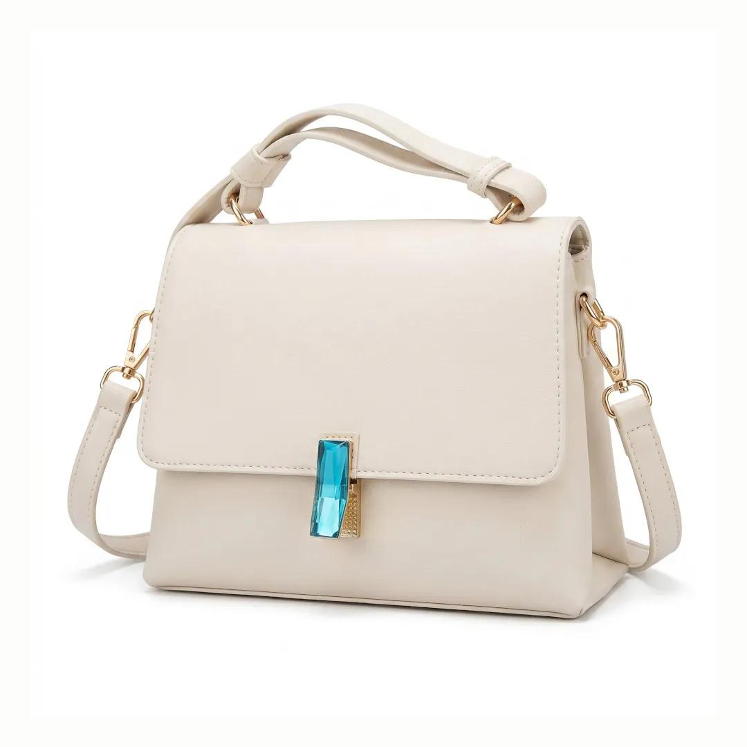 Sac à main élégant avec détails en cristal